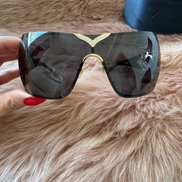 Chopard Sunglasses with Gold and Black Details - Picture 3 of 9